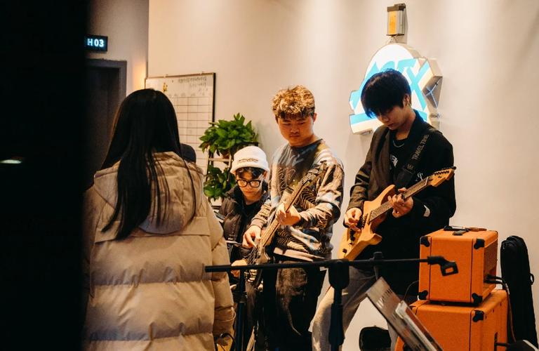 且你只持中 且你只持中